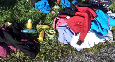 Överdragskläder i en salig röra.